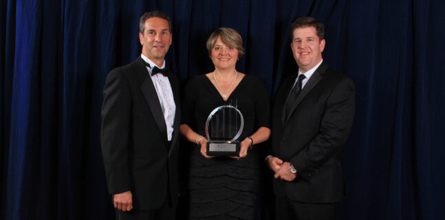 Lisa Brothers accepts 2014 EY Entrepreneur of the Year award
